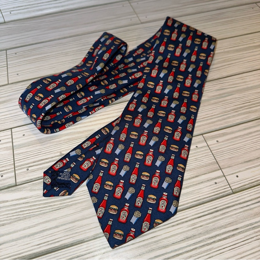 Vineyard Vines Custom Collection Blue HEINZ Ketchup Pattern Silk Tie 3.5” x 61”